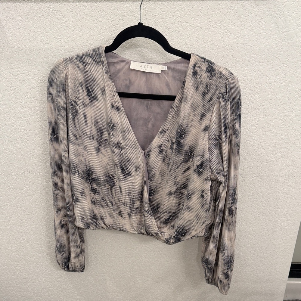 ASTR Women's Monochrome Tie-Dye Blouse